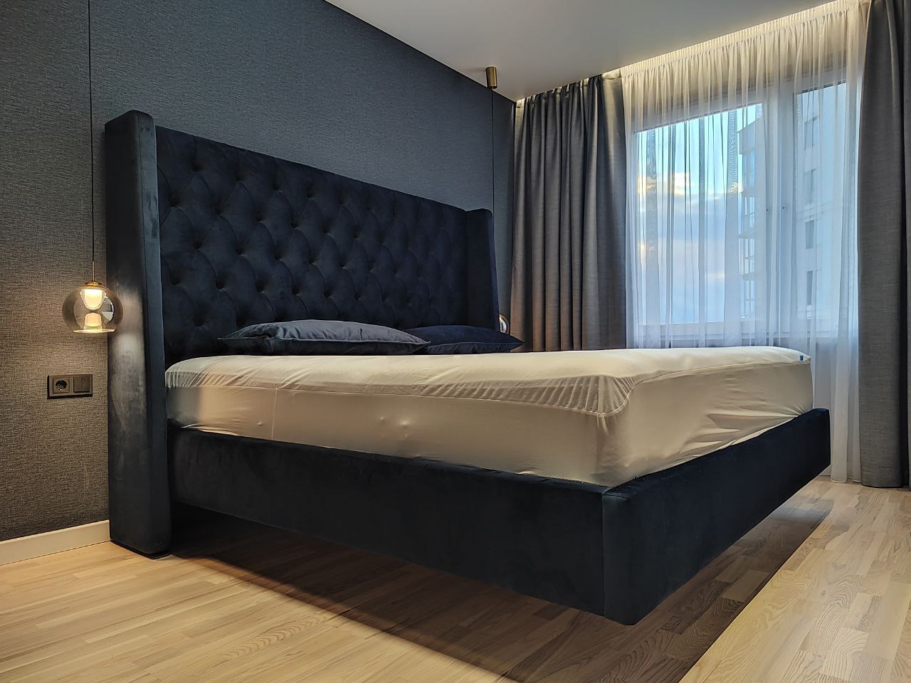 Стильная двуспальная кровать